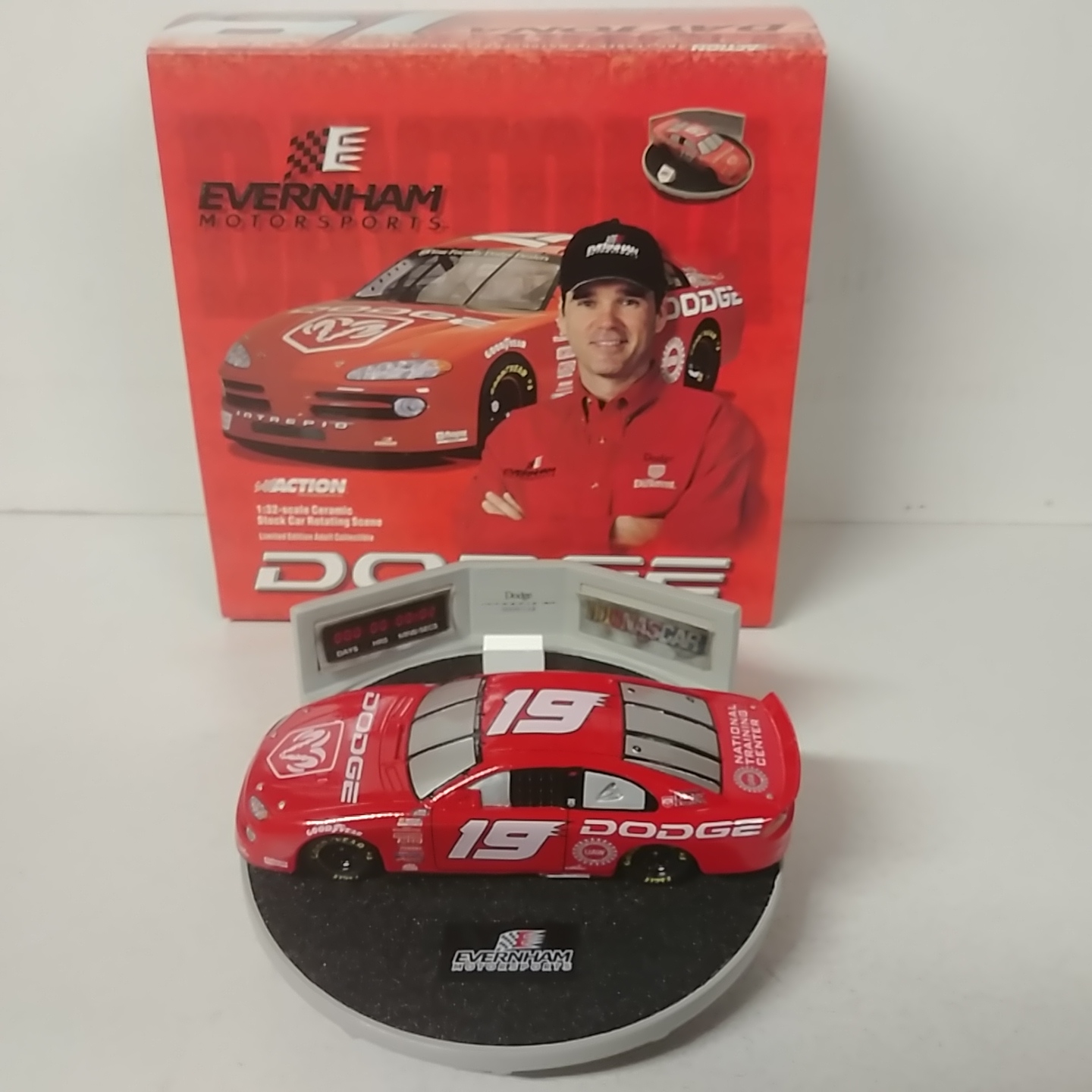 2000 Ray Evernham 1/32th Dodge Intrepid R/T Ceramic Show Car on rotating base