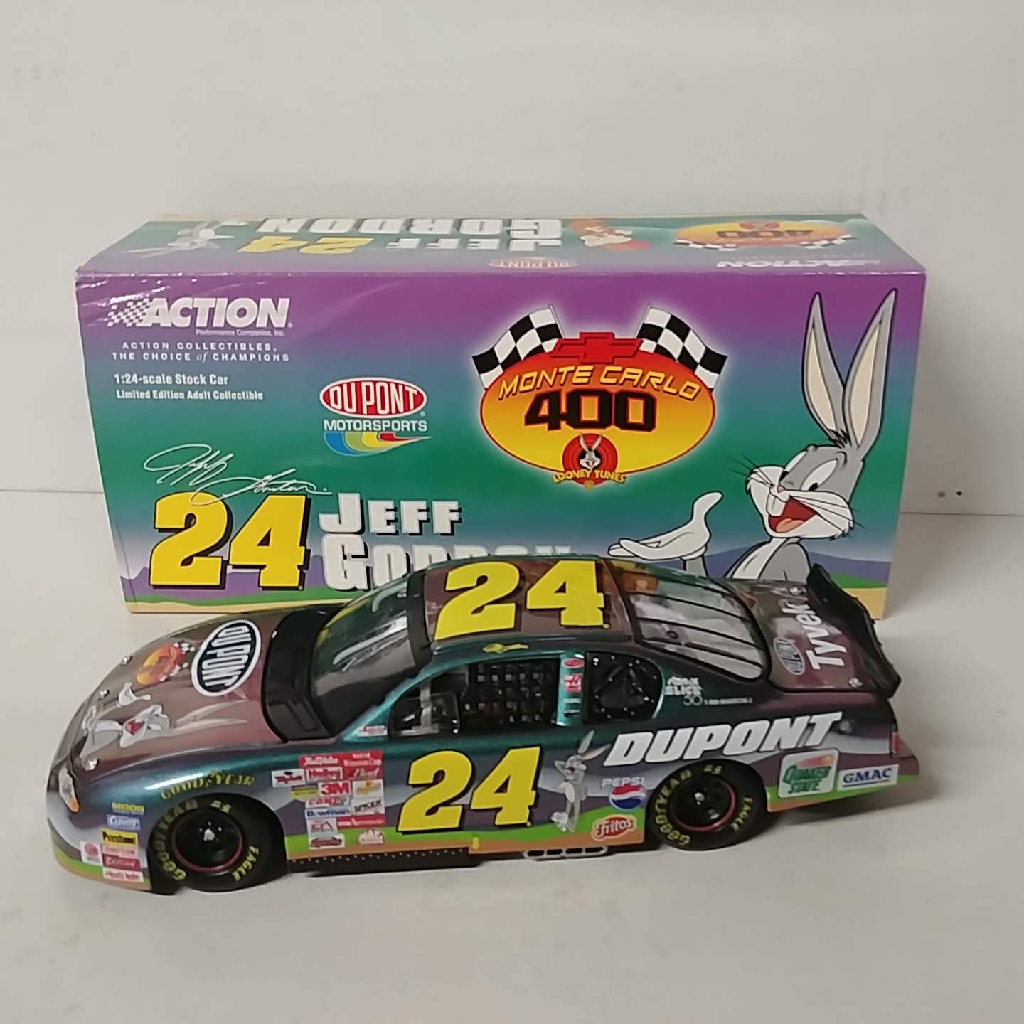 2001 Jeff Gordon 1/24th Dupont "Looney Tunes" Monte Carlo