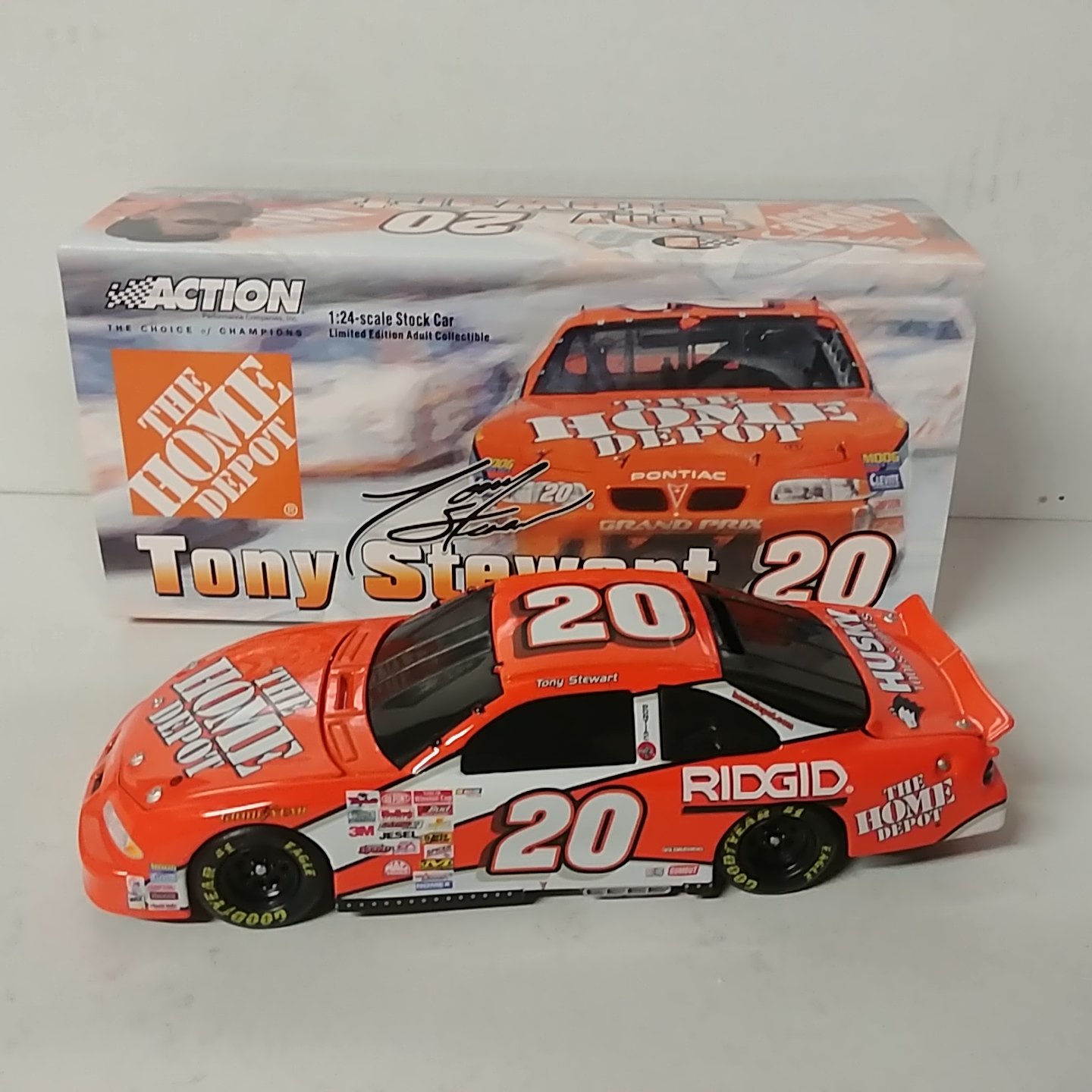 2001 Tony Stewart 1/24th Home Depot Grand Prix b/w bank