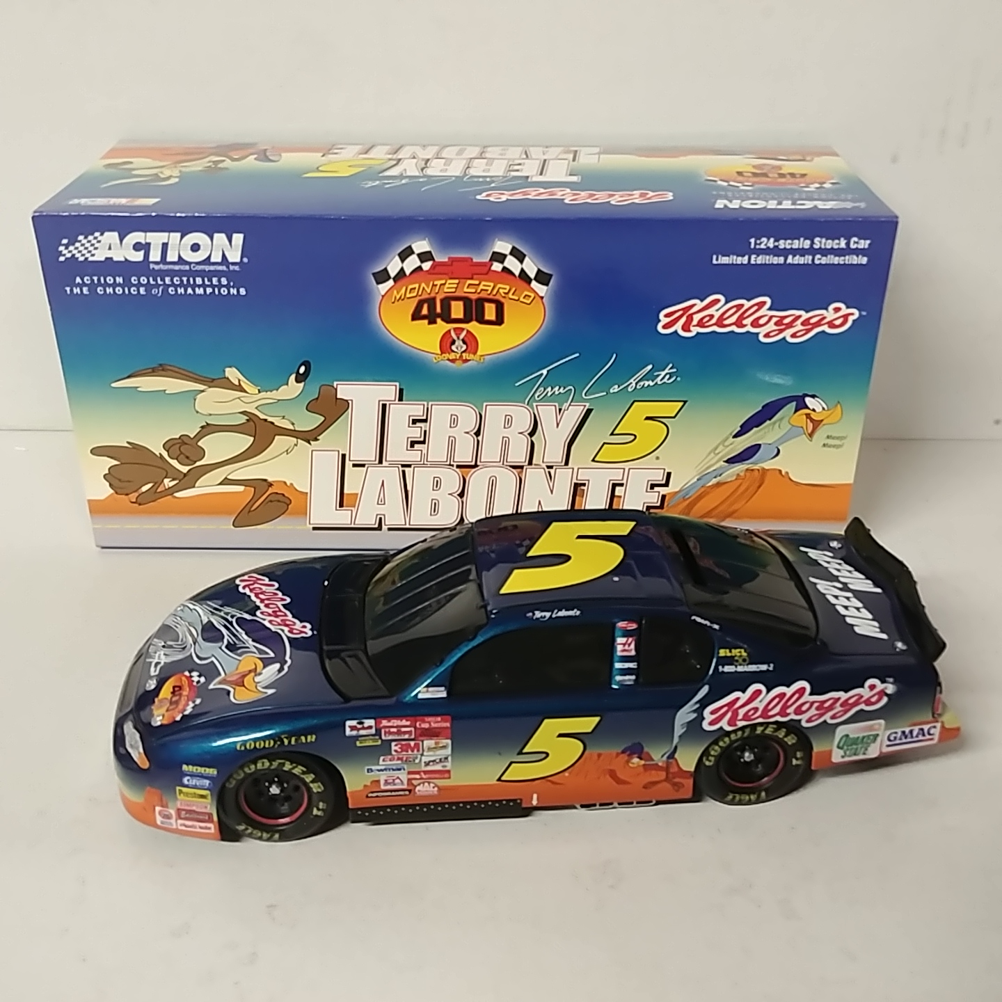 2001 Terry Labonte 1/24th Kelloggs "Looney Tunes" b/w bank Monte Carlo
