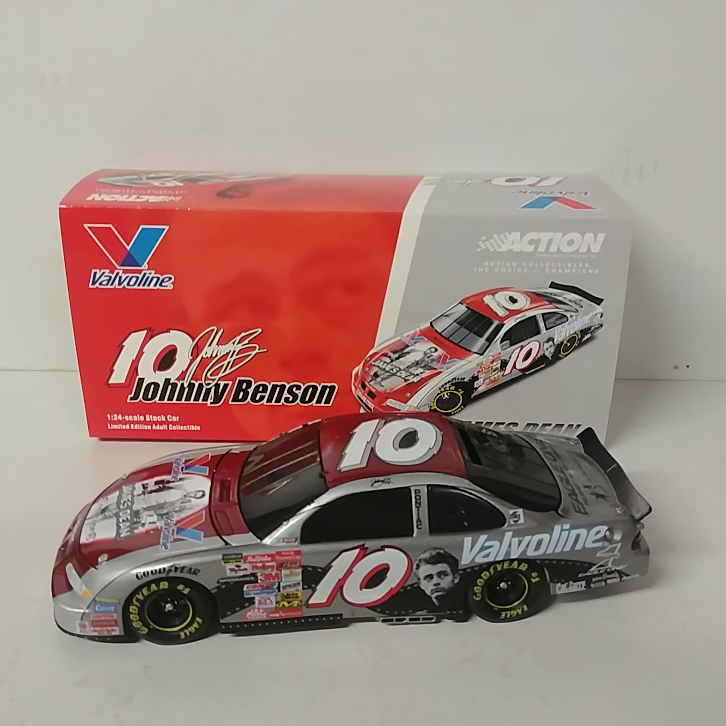 2001 Johnny Benson 1/24th Valvoline "James Dean" b/w bank