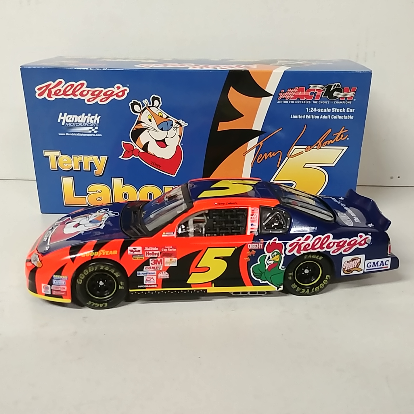 2002 Terry Labonte 1/24th Kelloggs c/w car