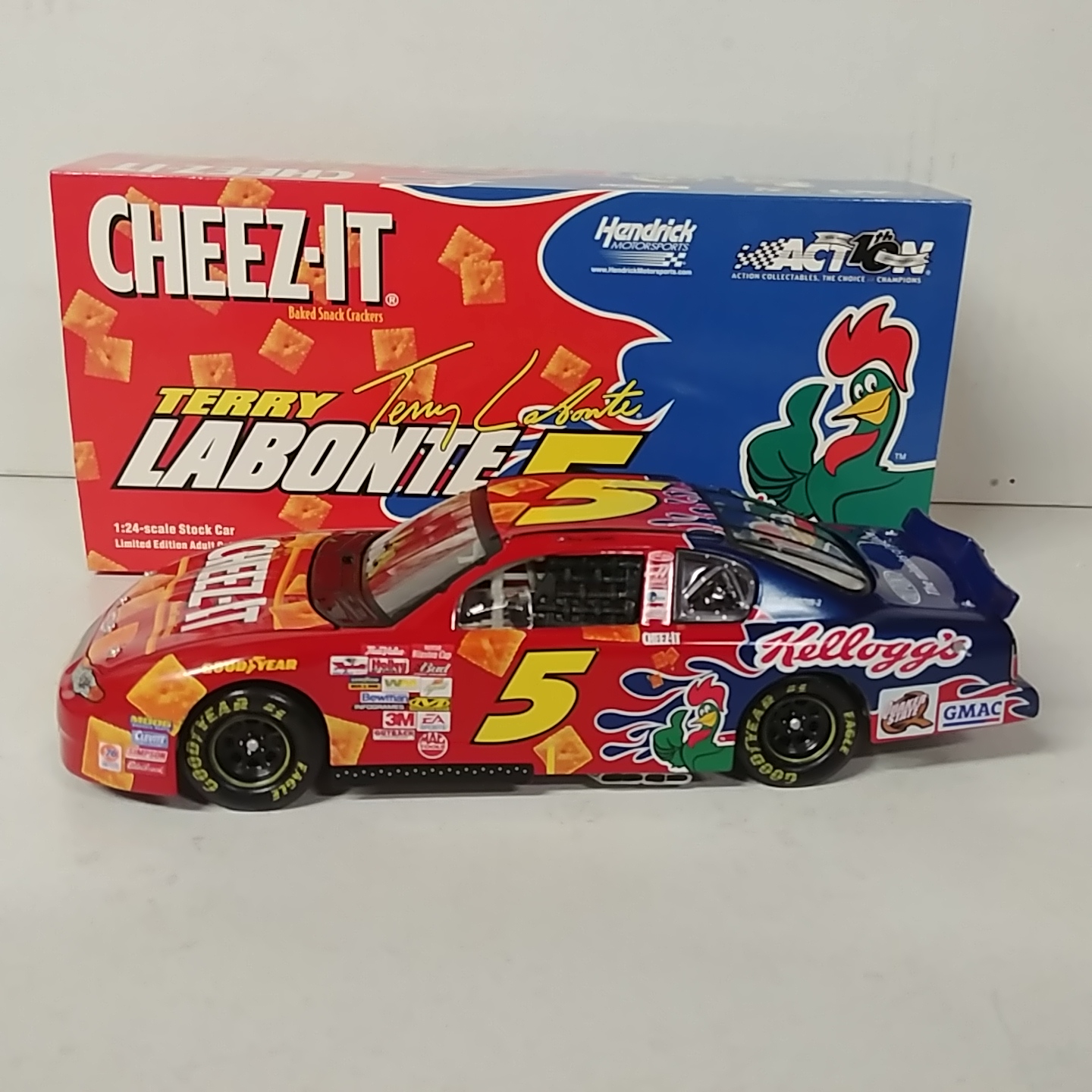 2002 Terry Labonte 1/24th Kelloggs "Cheez-It" c/w car