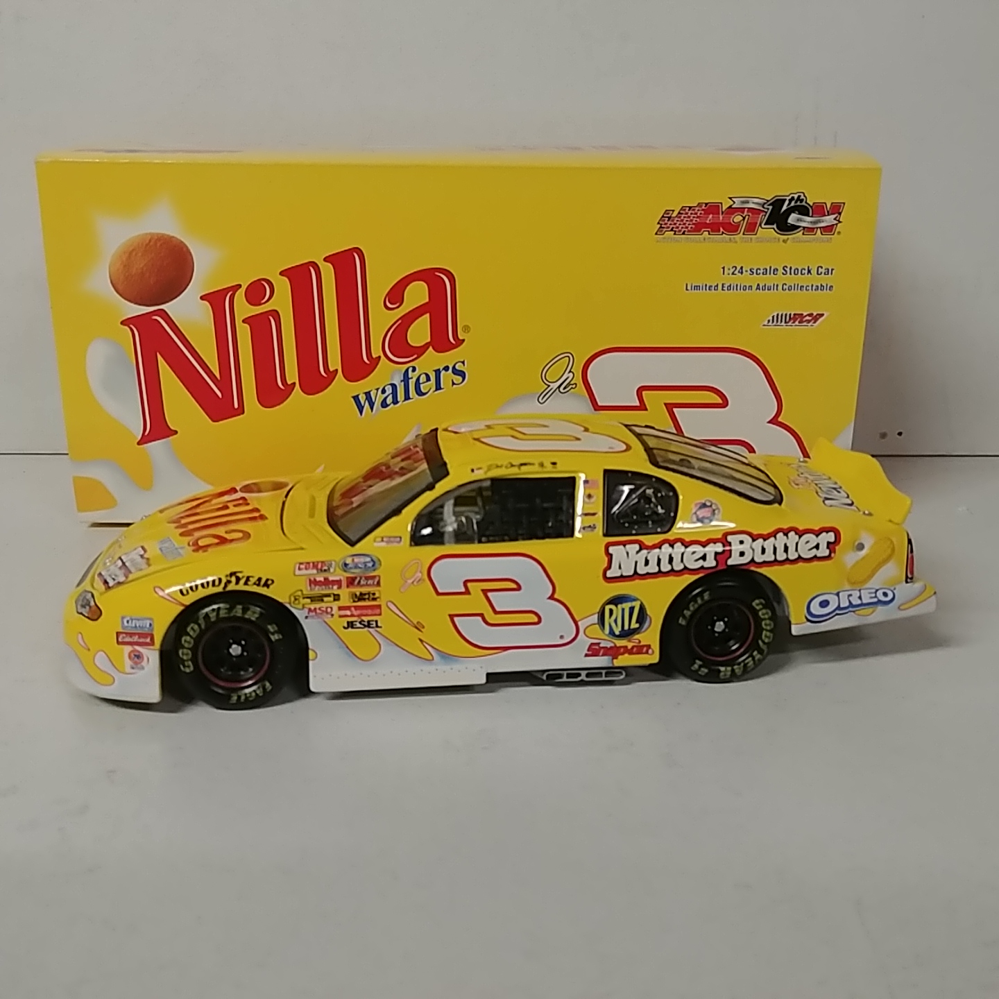 2002 Dale Earnhardt Jr 1/24th Nilla Wafers c/w car