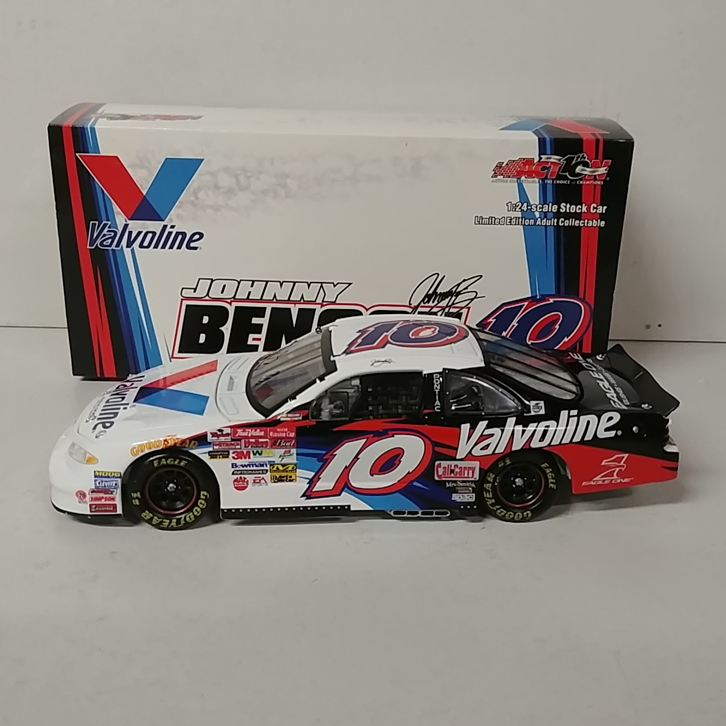 2002 Johnny Benson 1/24th Valvoline c/w car