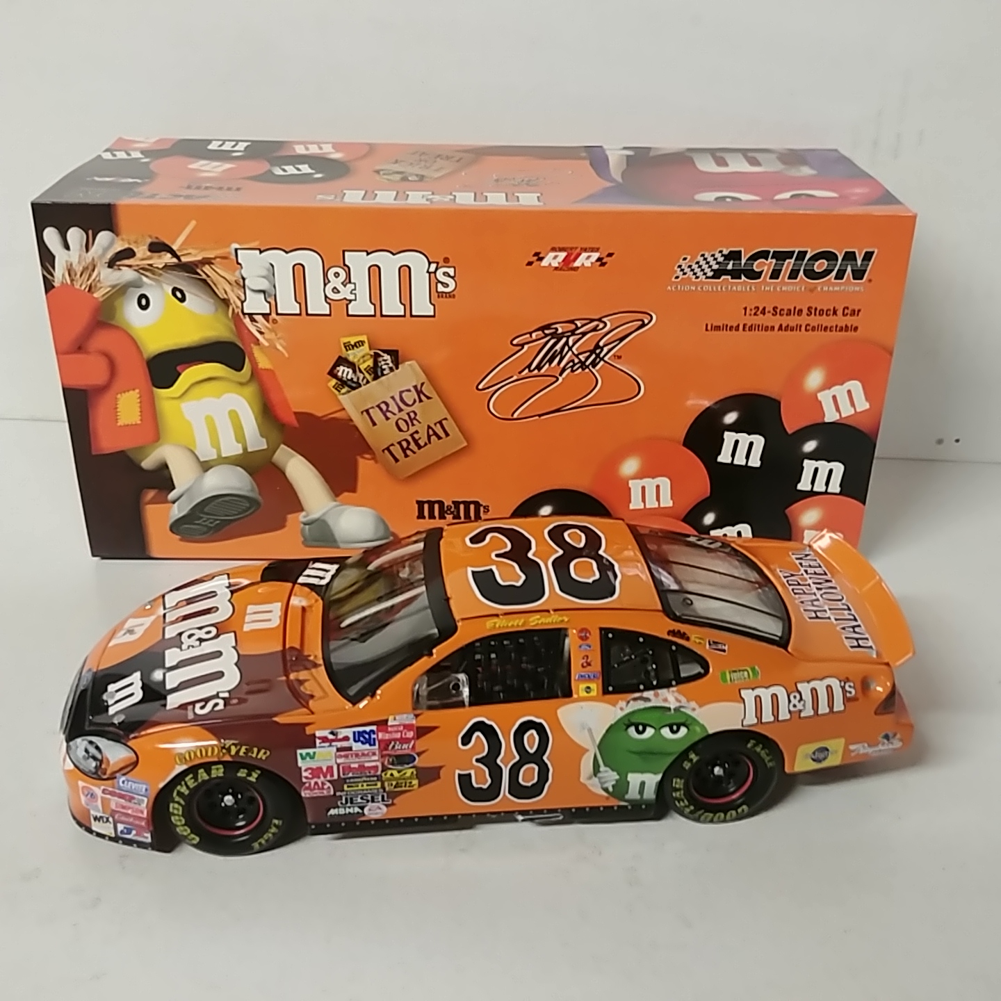 2003 Elliott Sadler 1/24th M&Ms "Halloween" c/w car