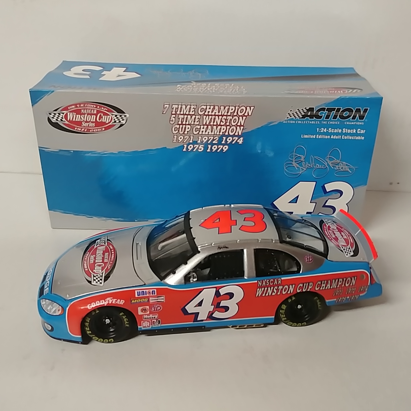2003 Richard Petty 1/24th Victory Lap c/w car