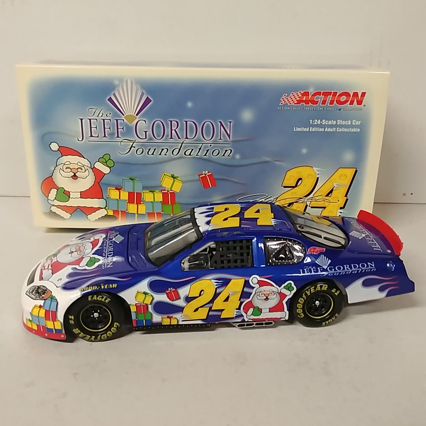 2004 Jeff Gordon 1/24th Foundation "Holiday" c/w car