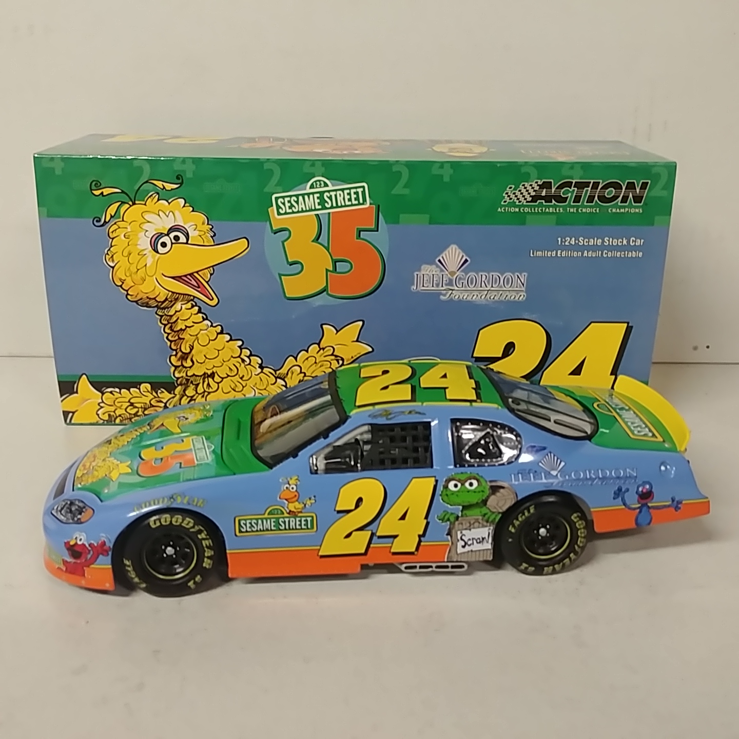 2004 Jeff Gordon 1/24th Foundation "Sesame Street" c/w car