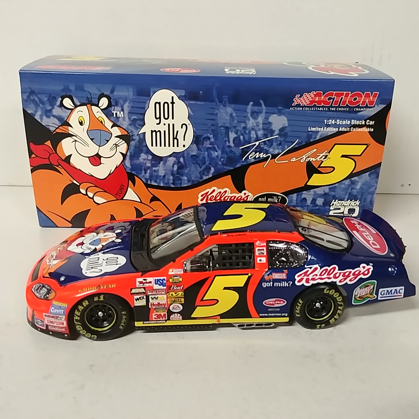 2004 Terry Labonte 1/24th Kelloggs "Got Milk" c/w car
