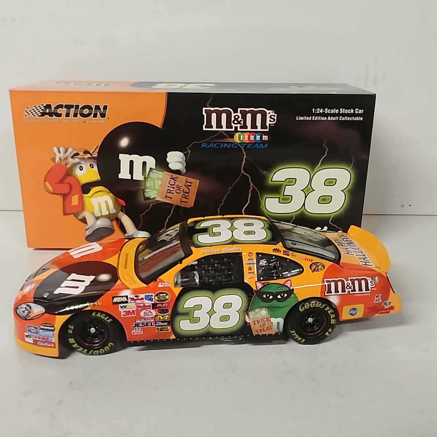 2004 Elliott Sadler 1/124th M&M's "Halloween" c/w car