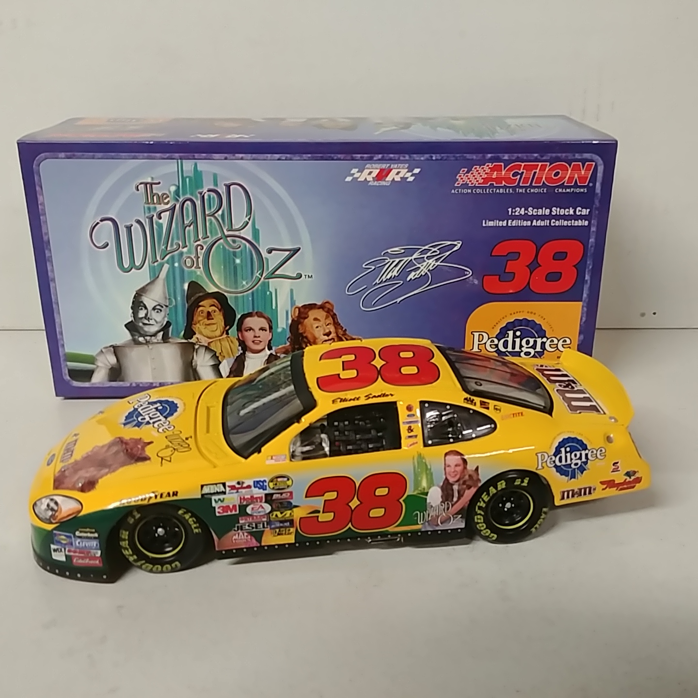 2004 Elliott Sadler 1/24th Pedigree "Wizard of Oz" c/w car