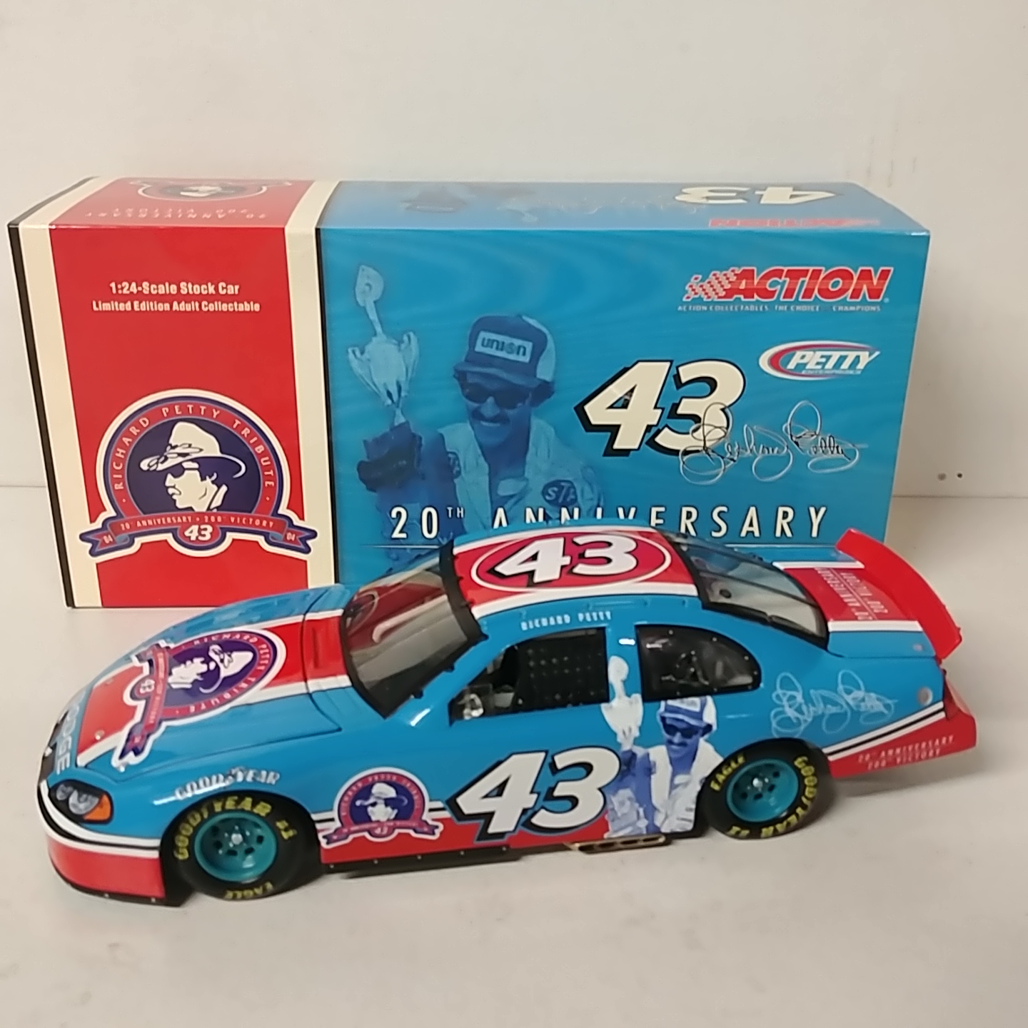 2004 Intrepid Richard Petty 1/24th Tribute 200th Win Anniversary c/w car