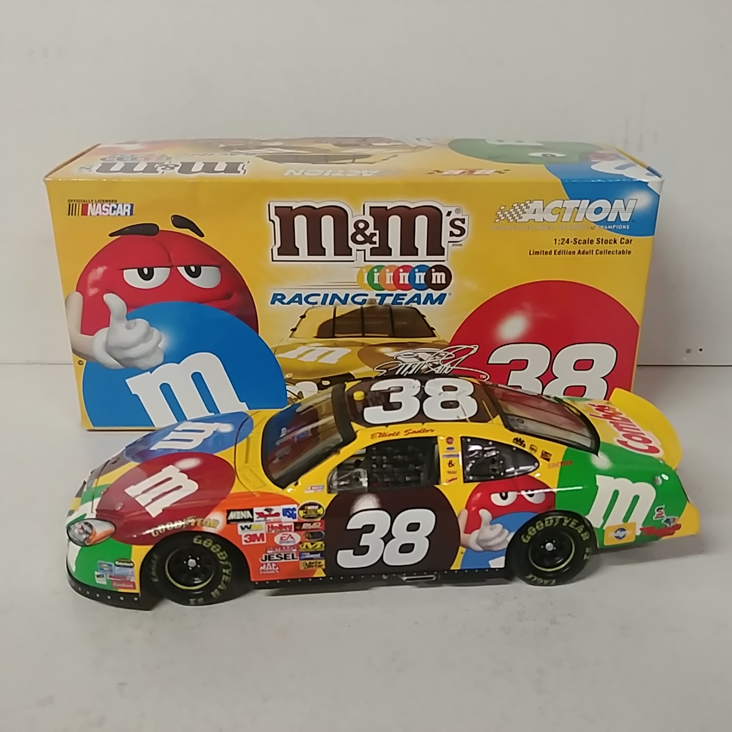 2005 Elliott Sadler 1/24th M&M's c/w car