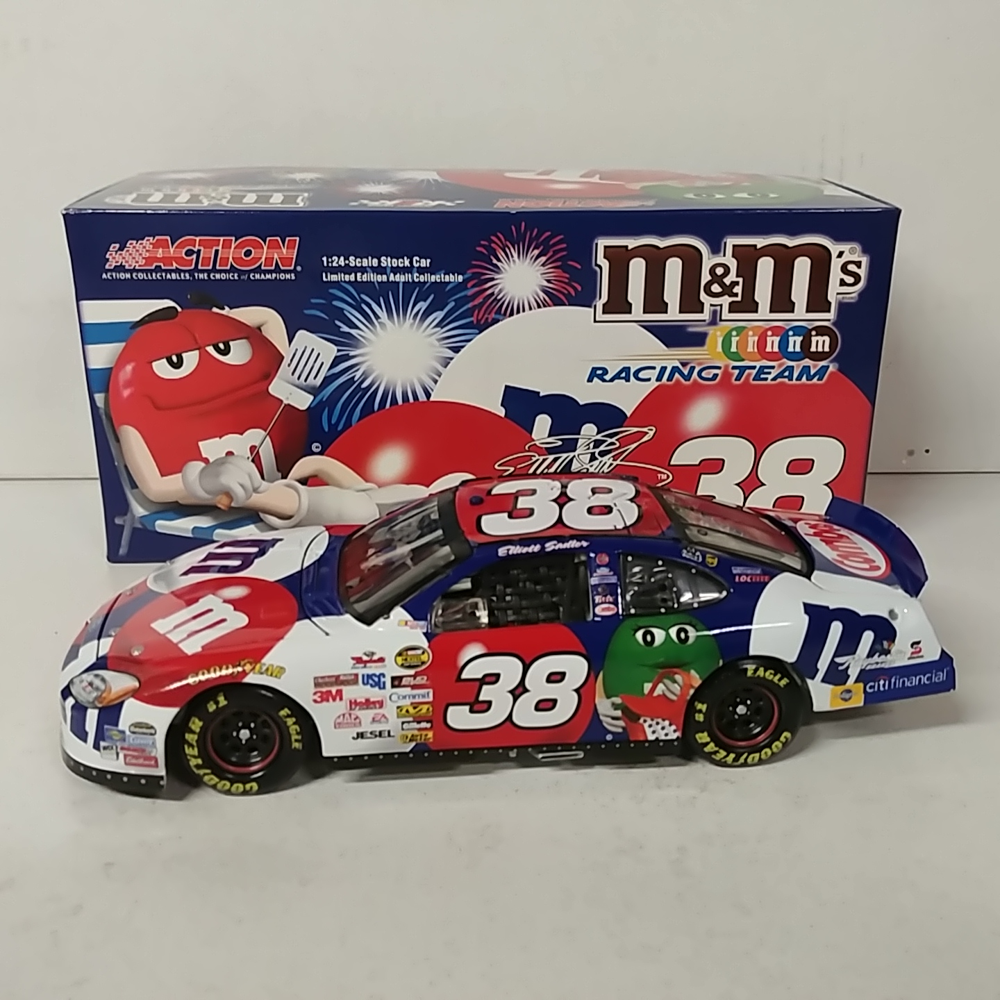 2005 Elliott Sadler 1/24th M&M's "4th of July" c/w car