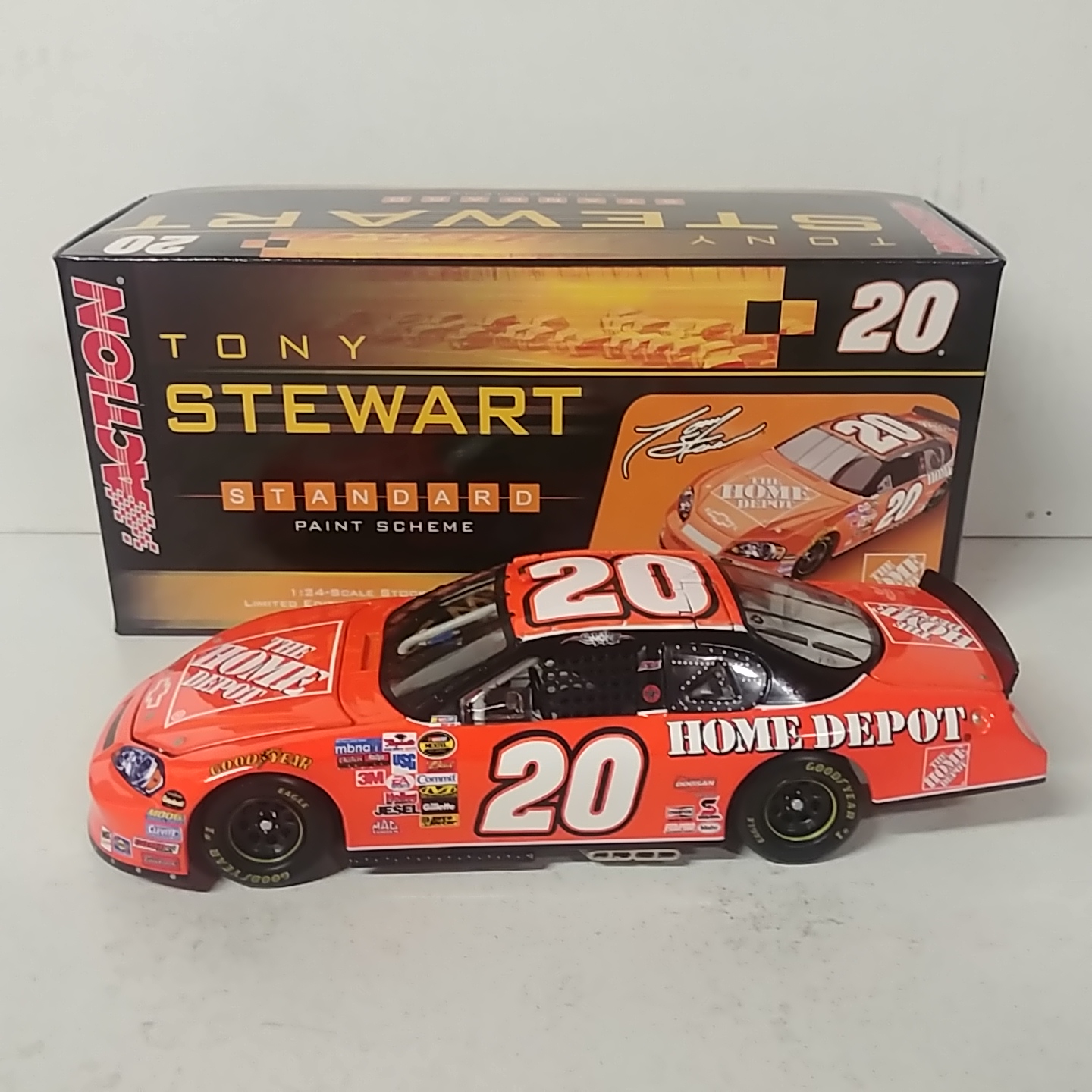 2006 Tony Stewart 1/24th Home Depot c/w car
