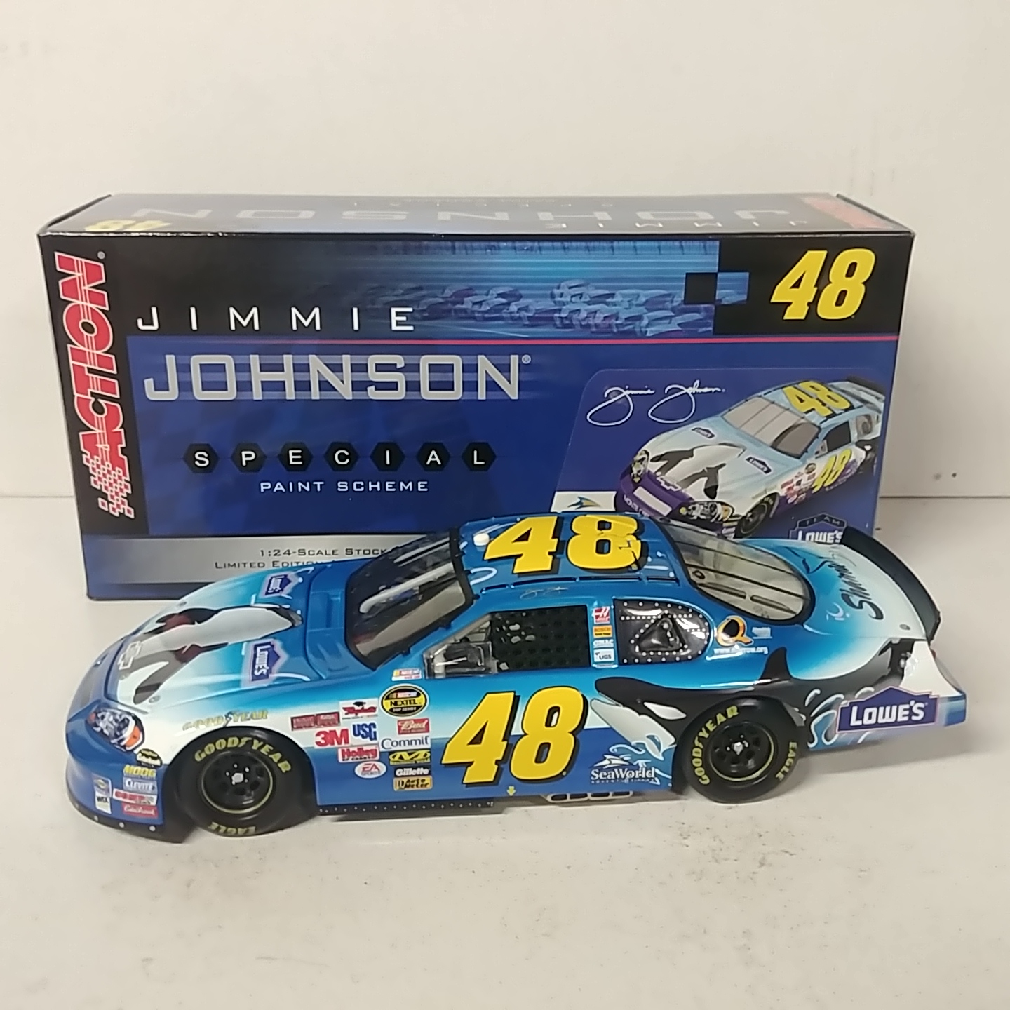 2006 Jimmie Johnson 1/24th Lowe's "Seaworld" c/w car