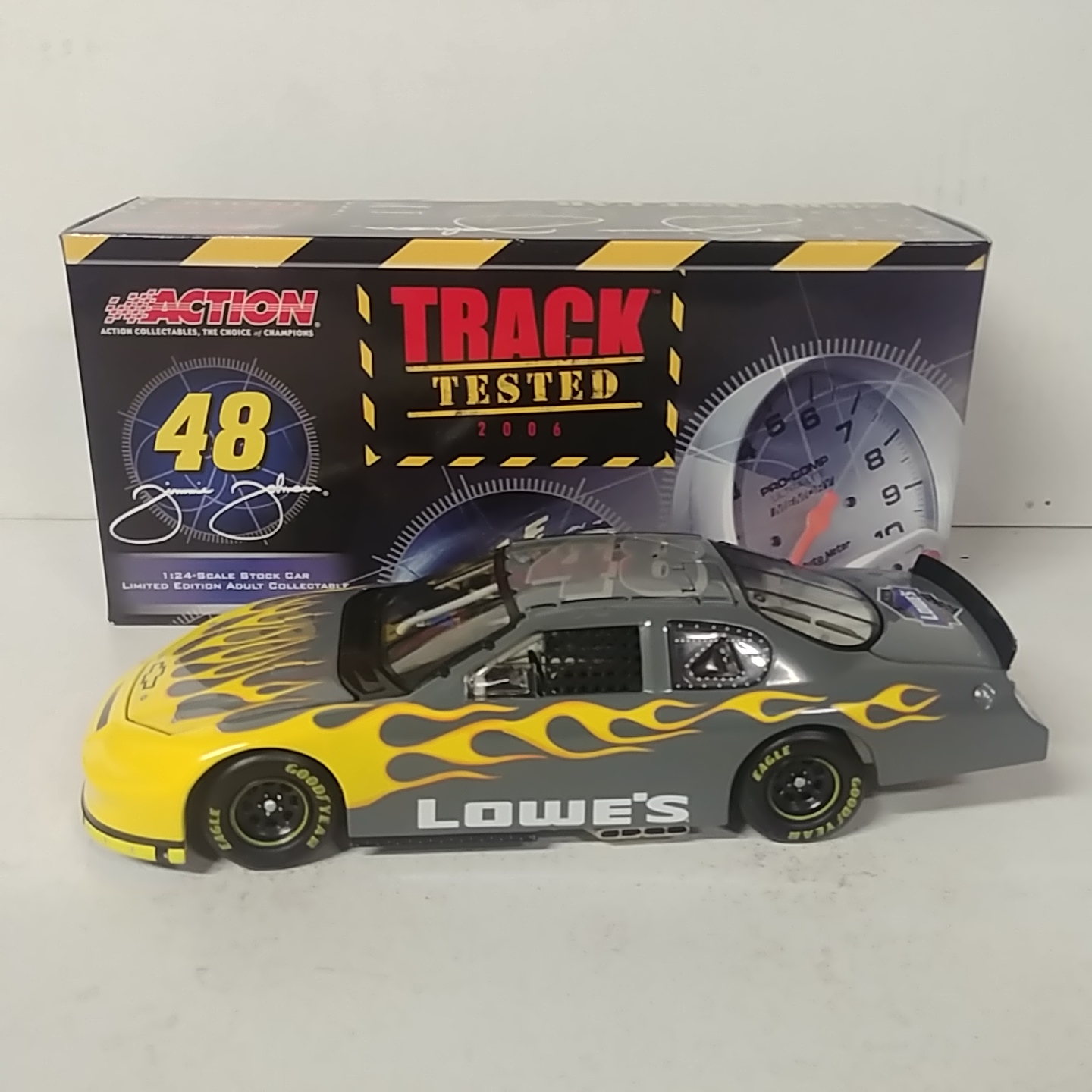 2006 Jimmie Johnson 1/24th Lowe's "Track Tested" c/w car