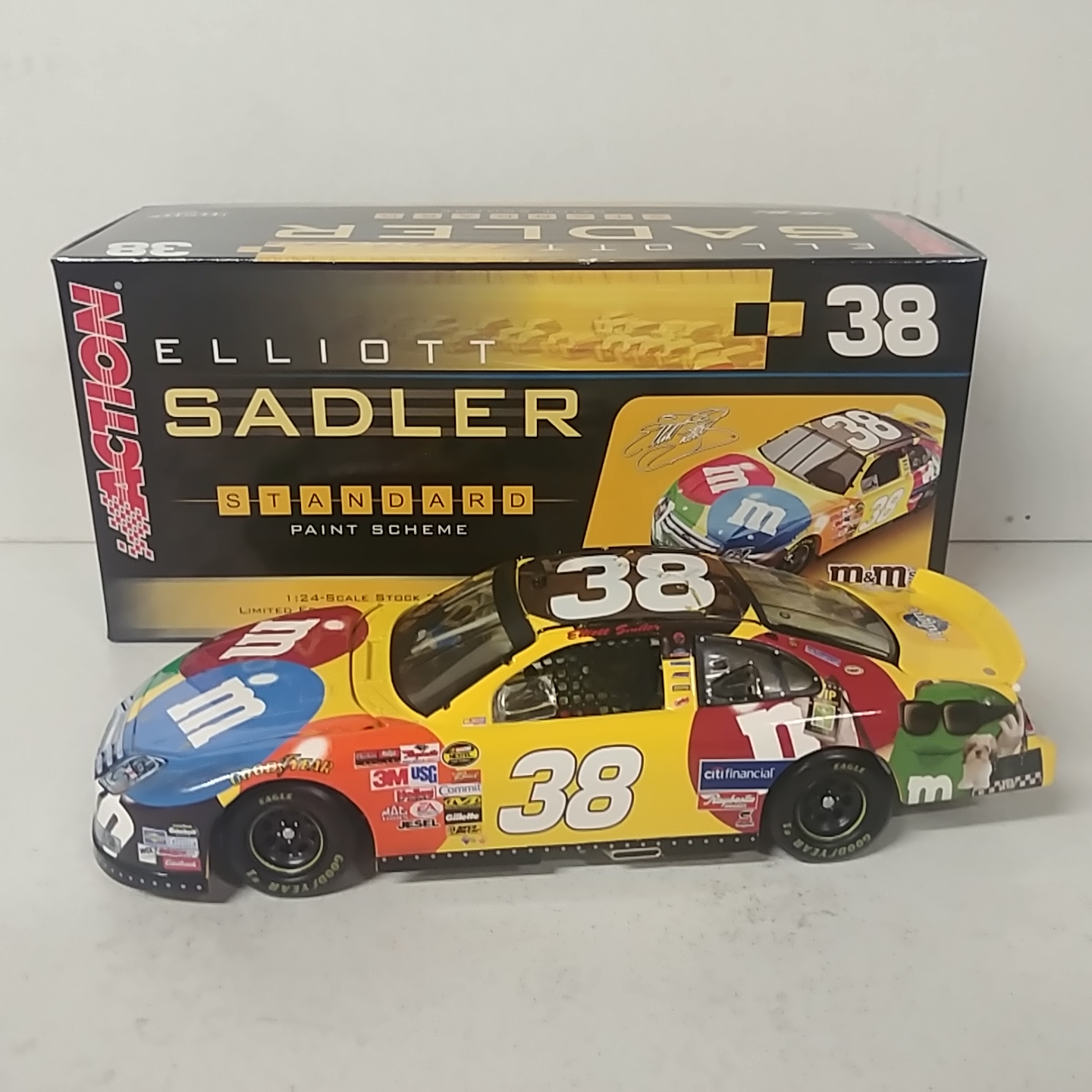 2006 Elliott Sadler 1/24th M&M's c/w car