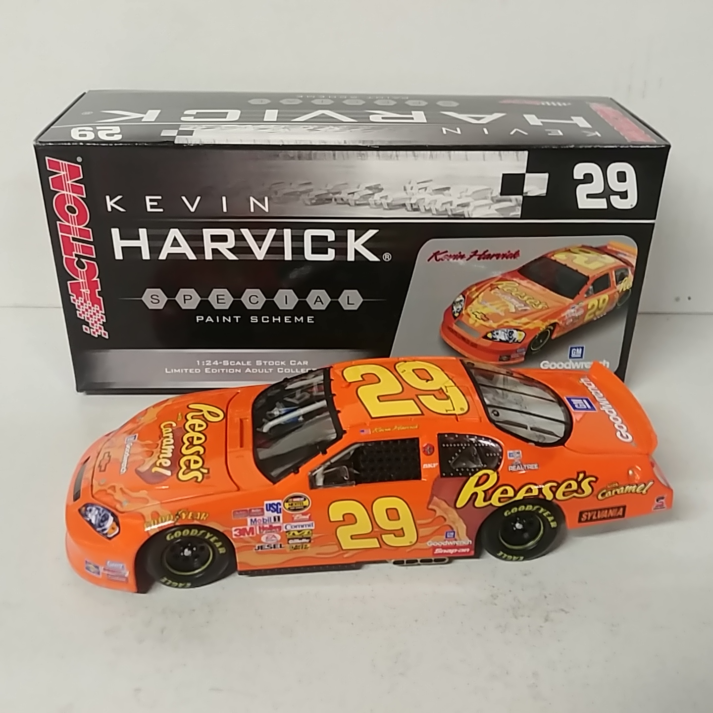 2006 Kevin Harvick 1/24th Reese's Carmel Cups c/w car