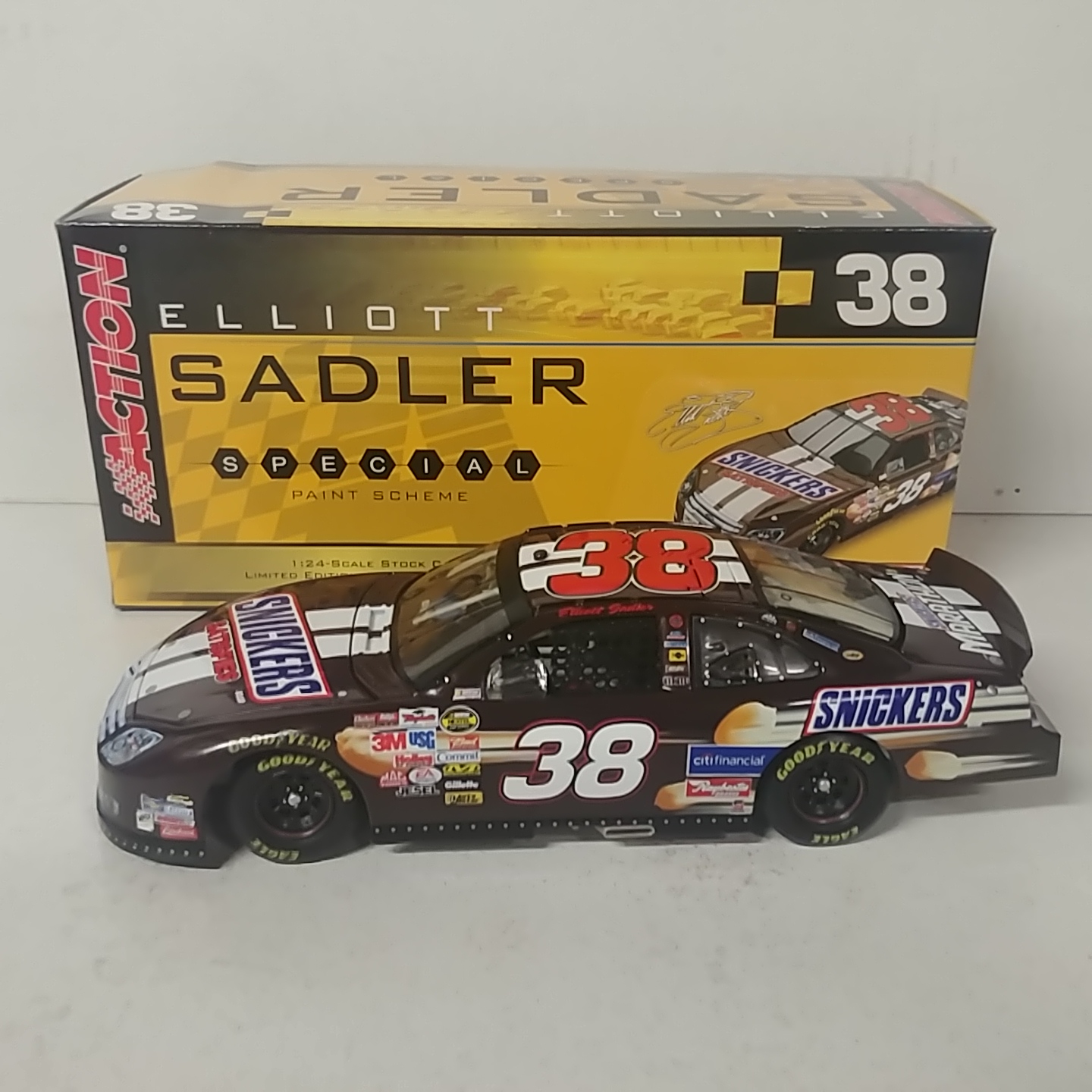 2006 Elliott Sadler 1/24th Snickers c/w car