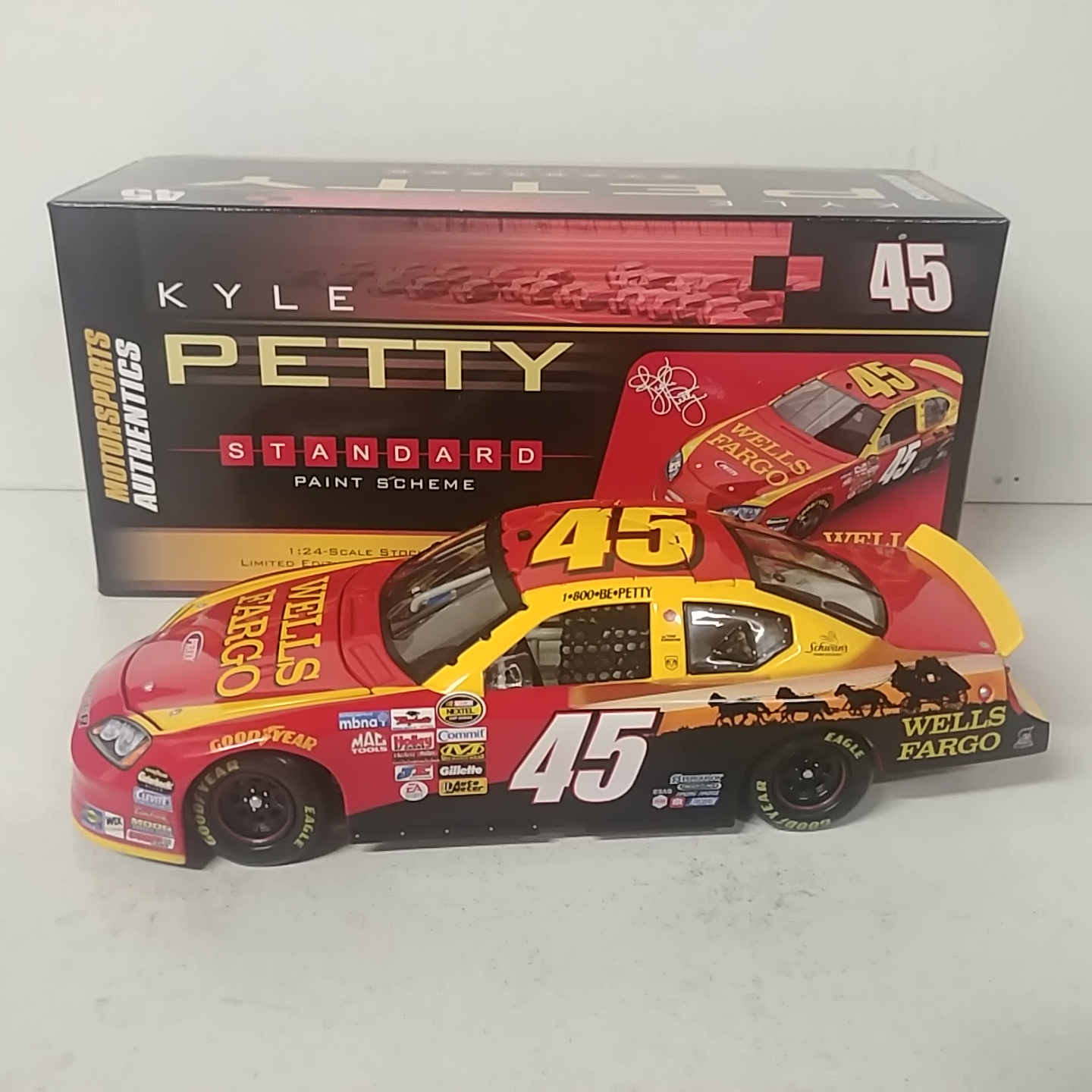 2006 Kyle Petty 1/24th Wells Farge c/w car