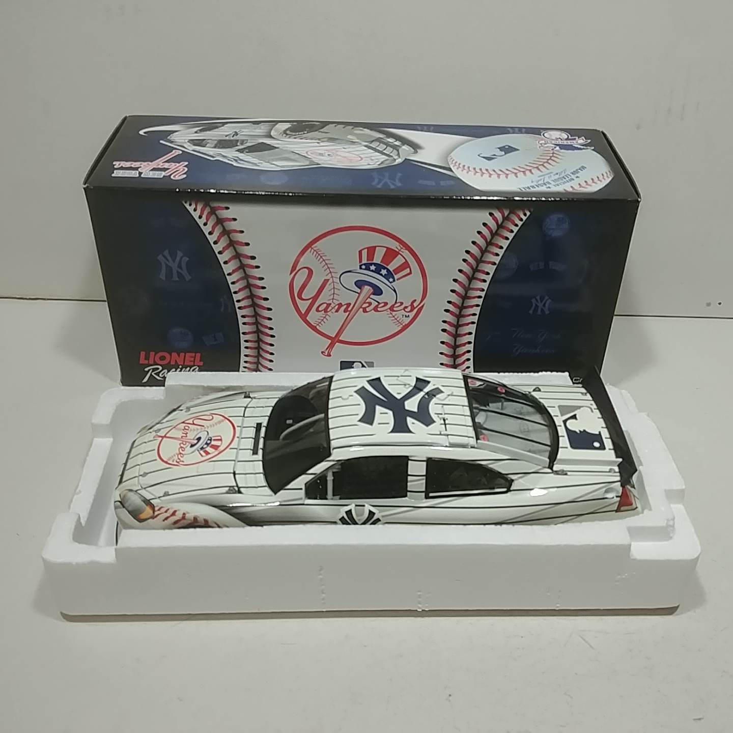 2012 New York Yankees 1/24th Hood Open Trunk Open car