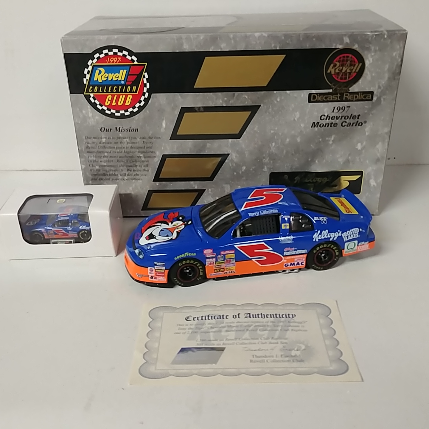 1997 Terry Labonte 1/24th Kelloggs "Frosted Flakes" c/w bank with 1/64th car