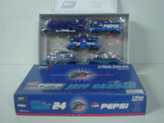 1999 Jeff Gordon 1/64th Pepsi H.O. train with two race cars