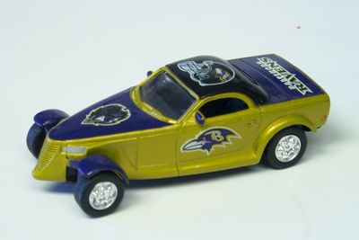 2002 Baltimore Ravens 1/55th Chrysler Howler with Ray Lewis trading card